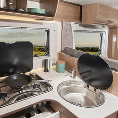 Teilintegrierter Wohnmobil günstig mieten mit Küche für 4 Personen ideal für Paare
