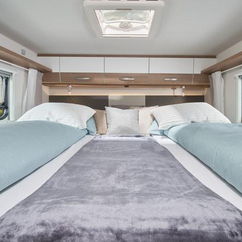 Wohnmobil teilintegriert günstig und preiswert mieten mit Doppelbett